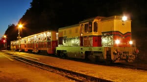 A tűzijátéknéző vonat Szépjuhászné állomáson